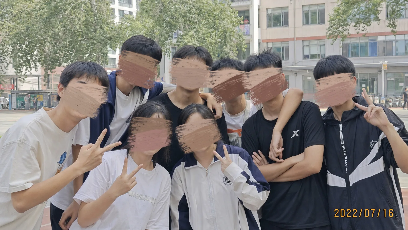 《我打算给朋友写一辈子月报》的已发布关联图像